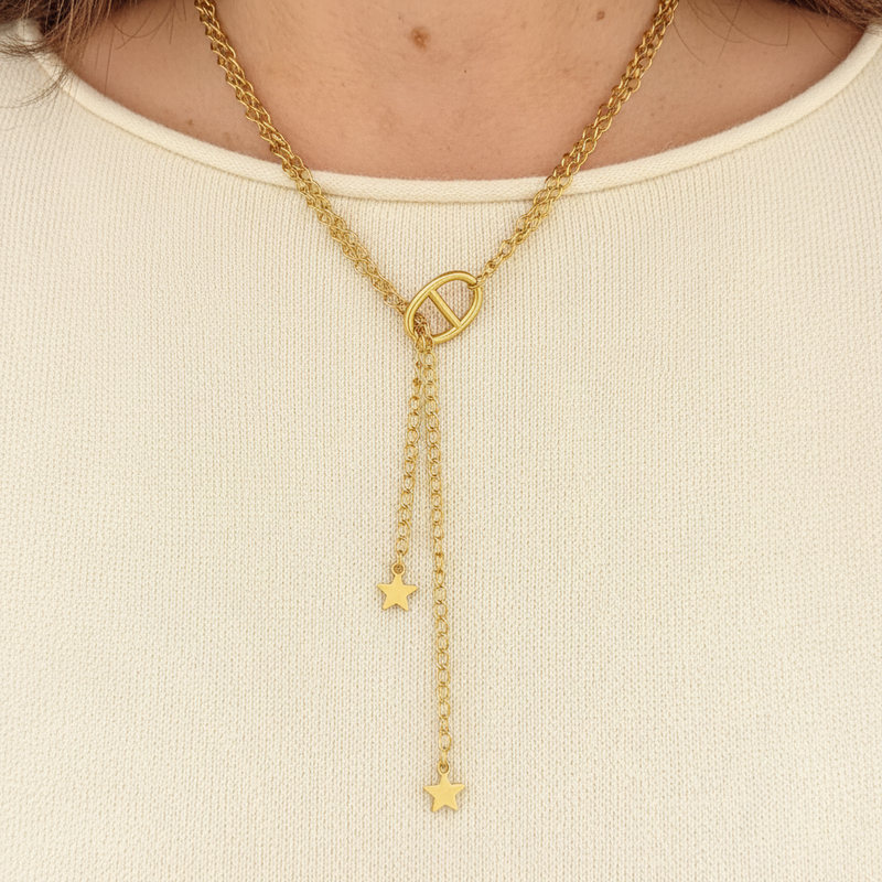 Collier mis en valeur par un pull élégant