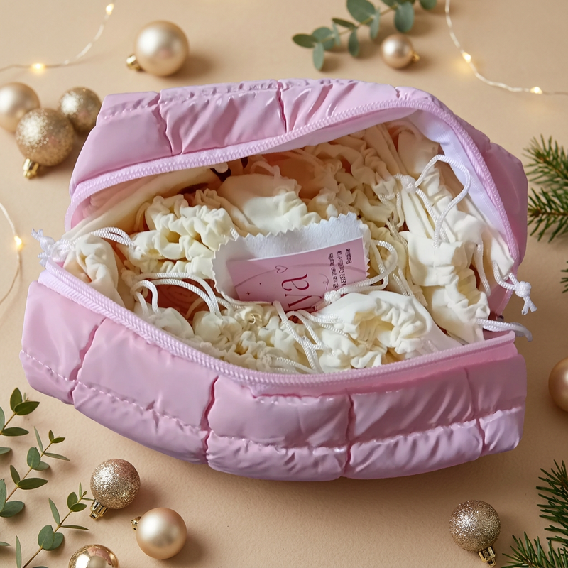 Trousse ouverte et ses pochons dans un décor de Noël beige et doré