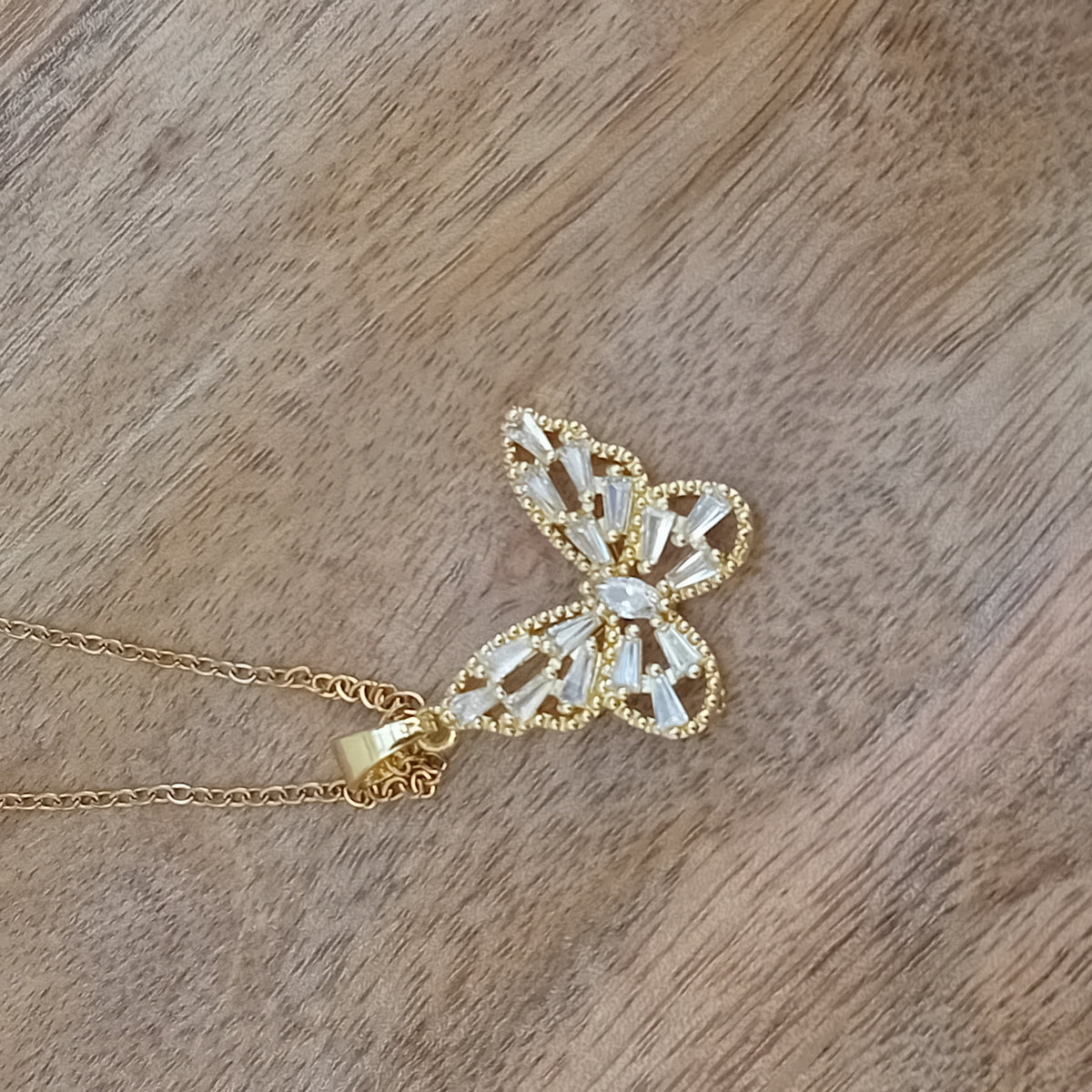 collier pendentif papillon