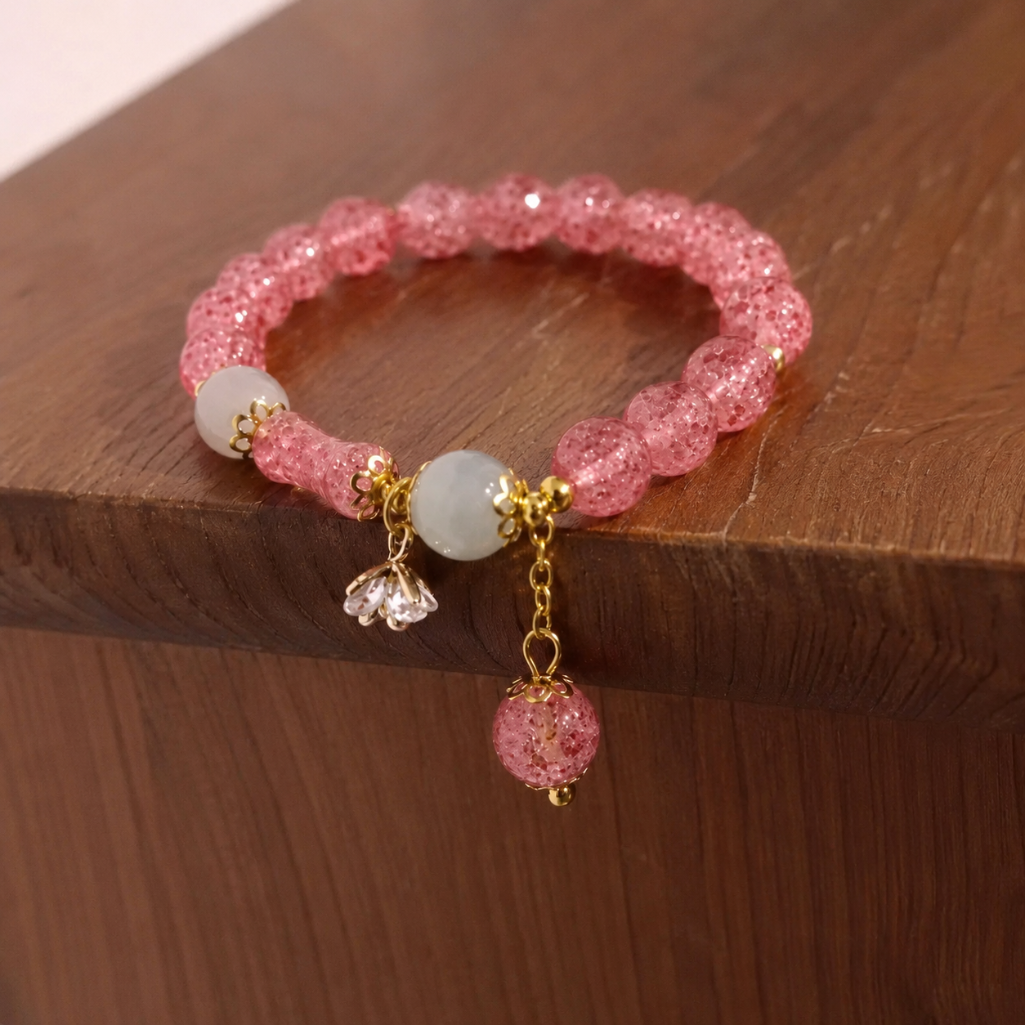 Bracelet_Bohème_Rose_et_Doré_avec_Breloques_poser_sur_tables