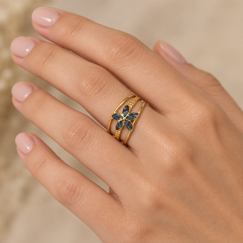 Bague ajustée sur le doigt d’une jolie main