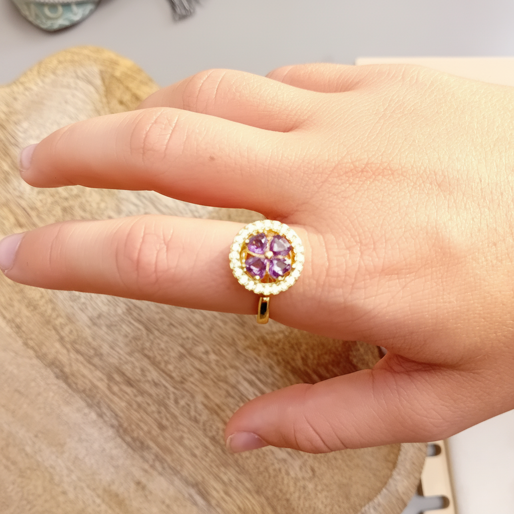 Bague anti-stress violette portée améliorée