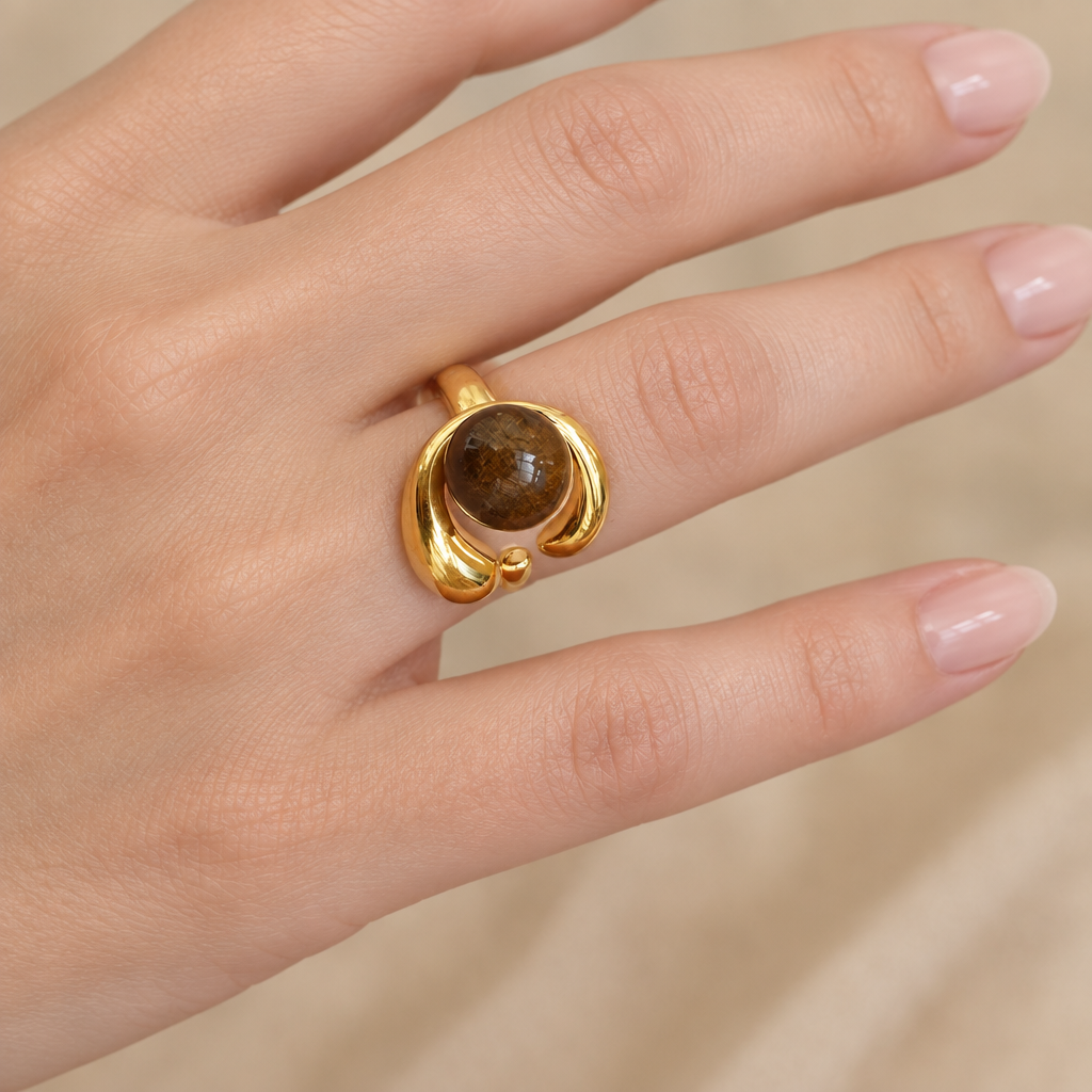 Bague avec boucle complète sur main élégante