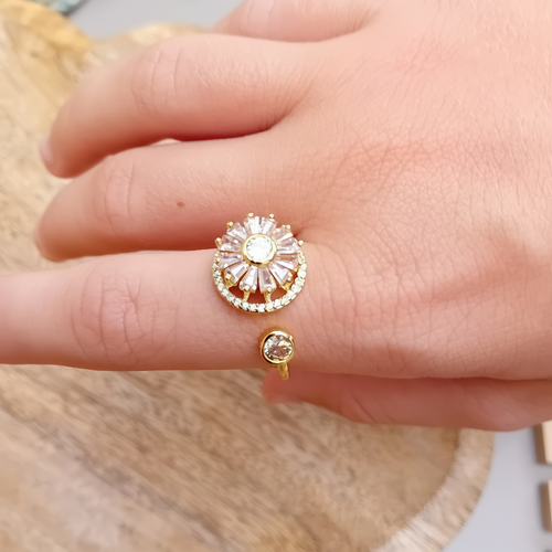 Bague cristal fleur portée améliorée