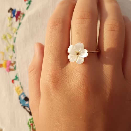 Bague fleur nacre portée v2