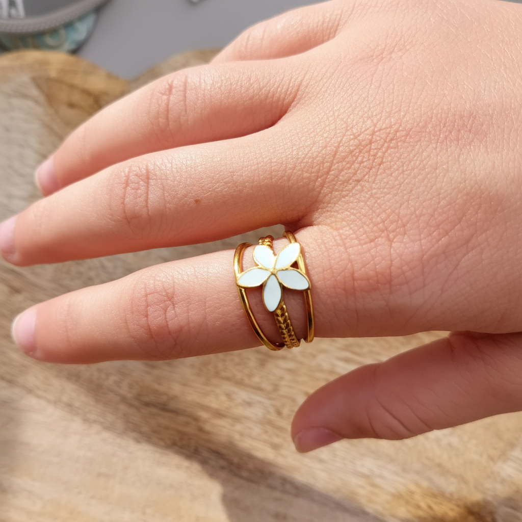 Bague fleur portée améliorée