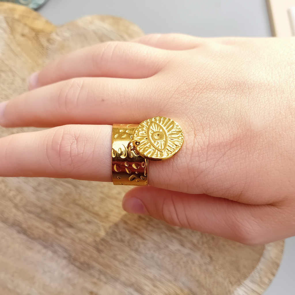 Bague œil evil eye portée améliorée