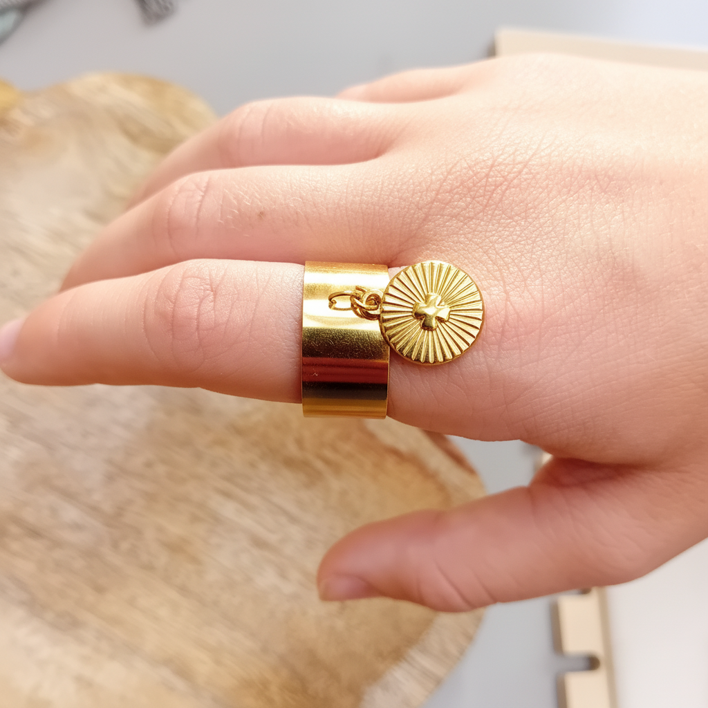 Bague médaillon croix soleil portée améliorée