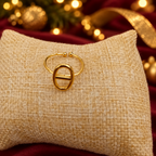 Bague maille marine sur coussin en toile de jute, ambiance de fêtes