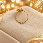Bague maille marine sur velours ivoire, ambiance de fêtes champagne et or