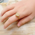 Bague marguerite blanche portée améliorée