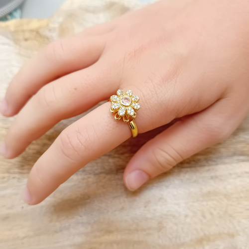 Bague marguerite blanche portée améliorée