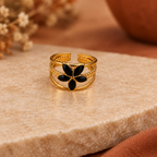 Bague mise en valeur sur un fond aux couleurs chaudes d’automne