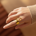 Bague portée dans une ambiance automnale chic