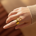 Bague portée dans une ambiance automnale chic