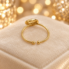 Bague réglable ouverte avec ses deux boules bien visibles, ambiance champagne et or
