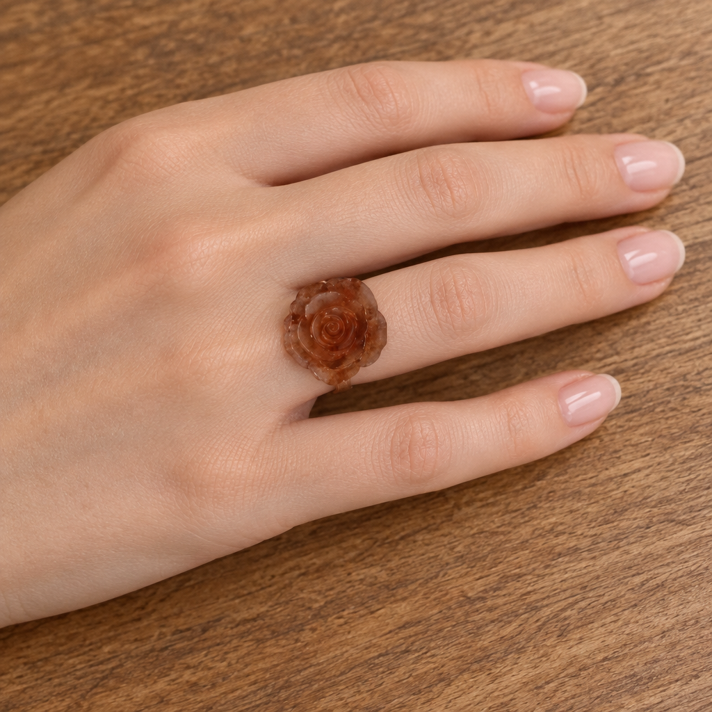 Bague rose café sur jolie main