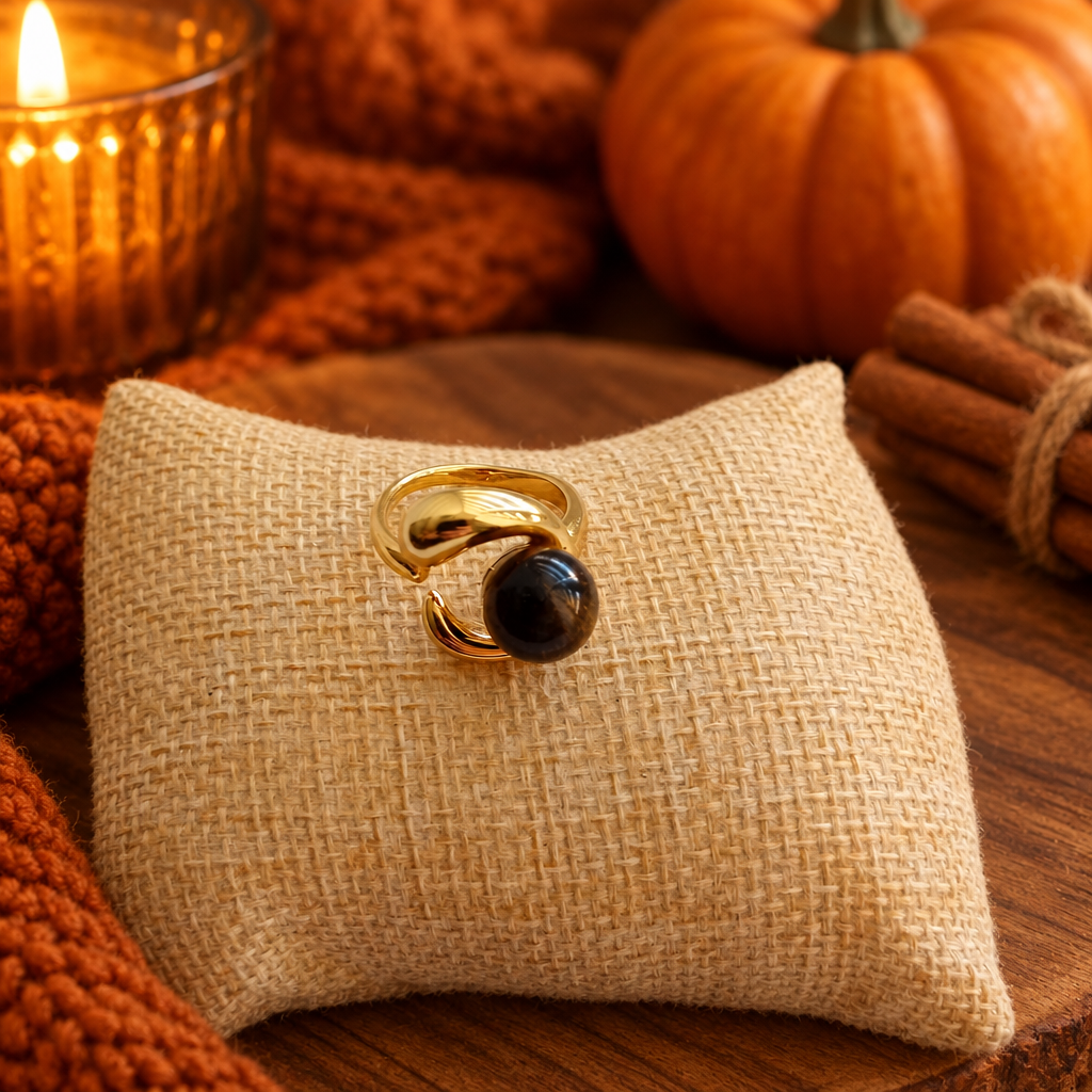 Bague sur coussin dans un cadre d'automne sans feuille