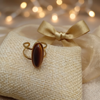 Bague sur son coussin beige dans un décor festif élégant