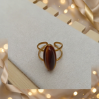 Bague sur son support clair dans une ambiance festive champagne et dorée