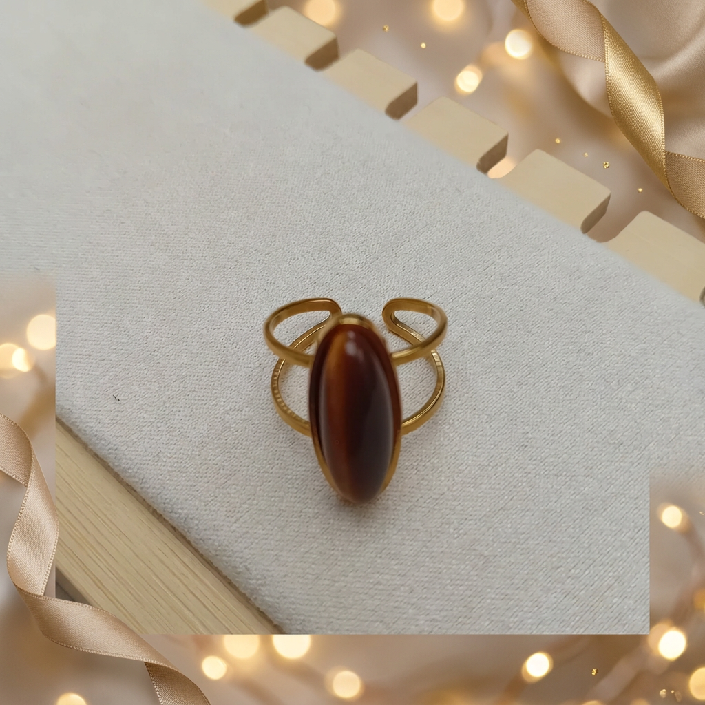 Bague sur son support clair dans une ambiance festive champagne et dorée