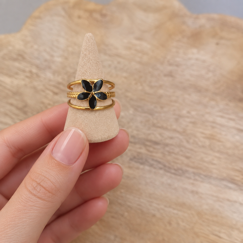 Bijou tenu par de jolis doigts naturels
