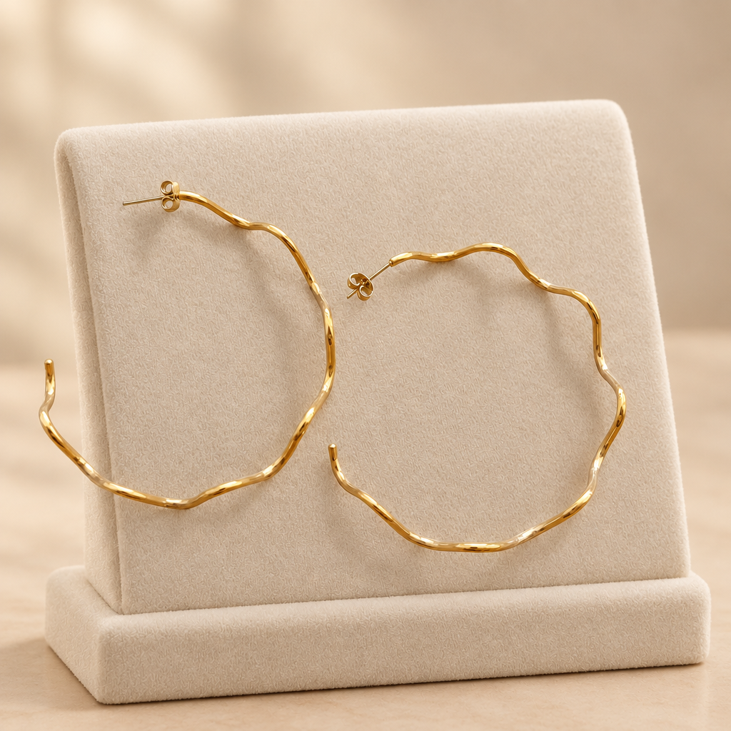 Bijoux présentés sur un support élégant en velours ivoire