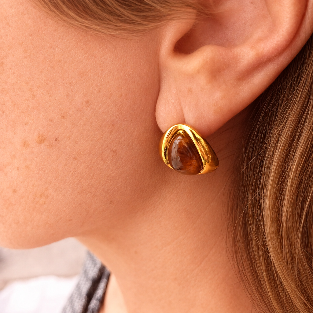 Boucle d'oreille en valeur sans cheveux blancs