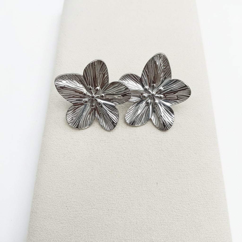 Boucles fleur argentée face