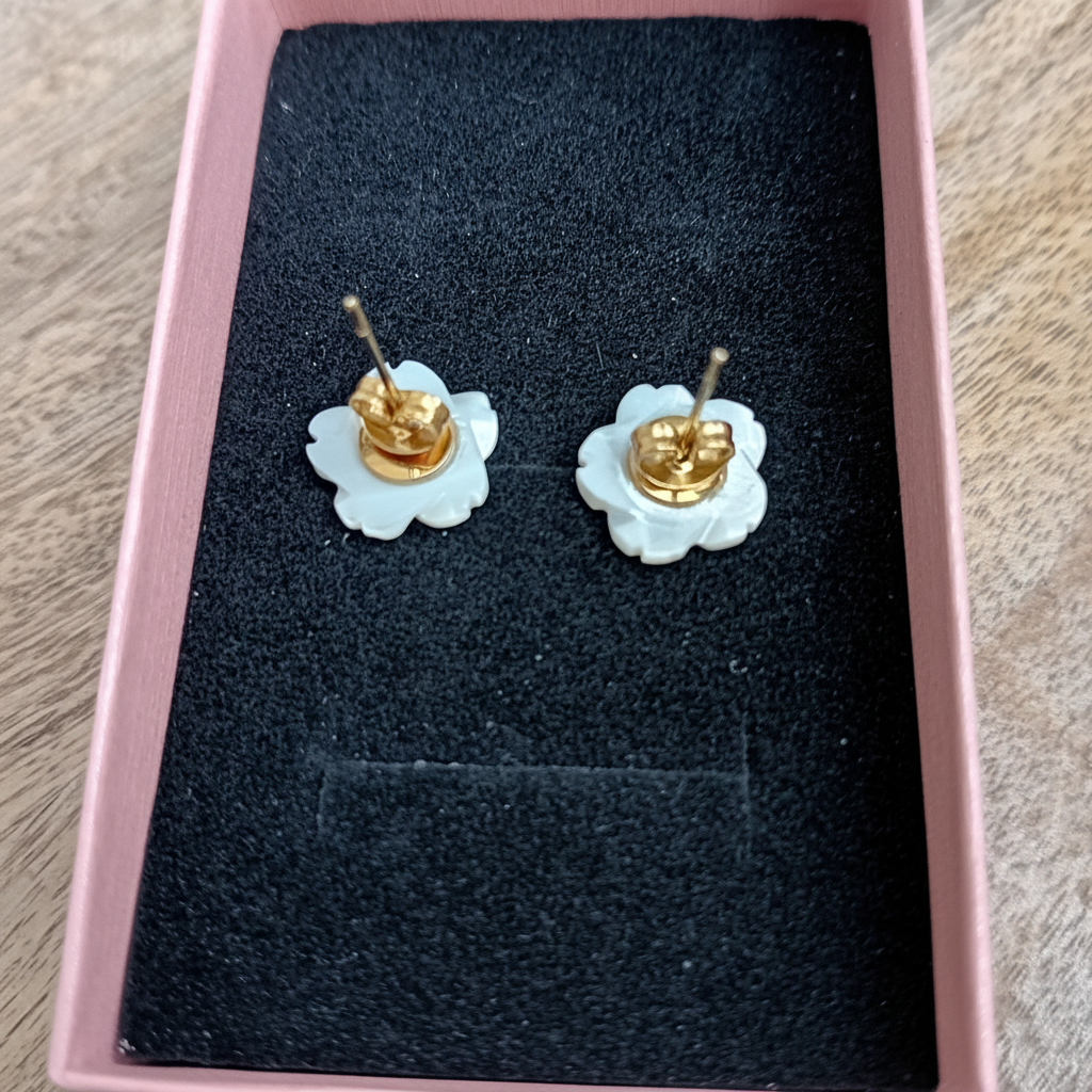 Boucles fleur blanche dos