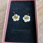 Boucles fleur blanche dos