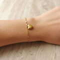 Bracelet cœur doré porté - photo améliorée