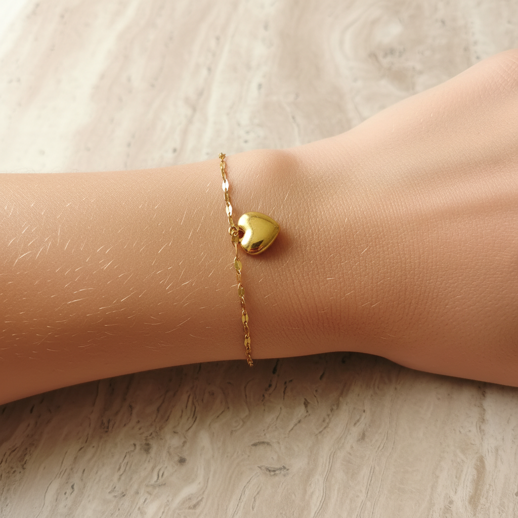 Bracelet cœur doré porté - photo améliorée