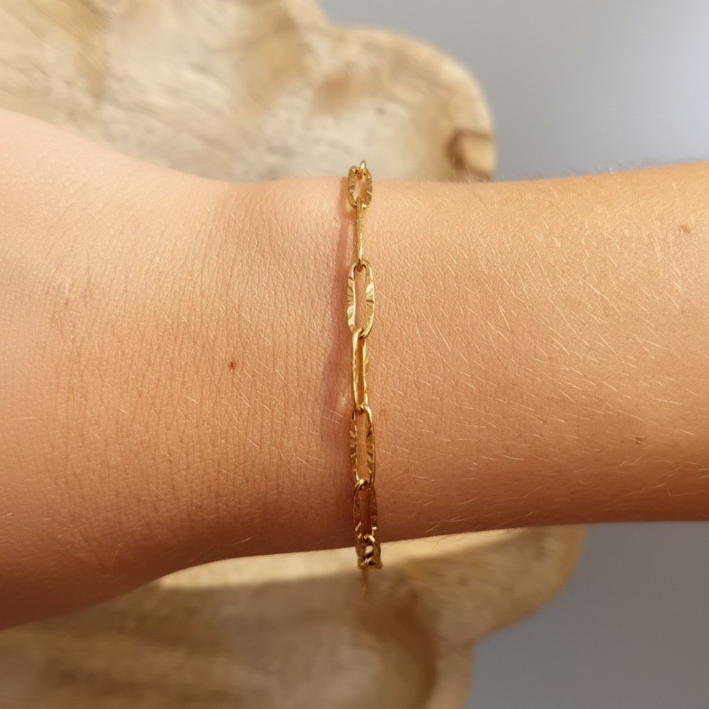 Bracelet chaîne dorée - peau bronzée améliorée