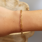 Bracelet chaîne dorée - peau bronzée améliorée