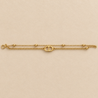 Bracelet doré double rang mis en valeur