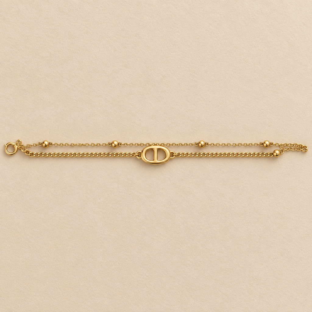 Bracelet doré double rang mis en valeur