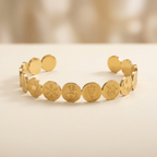 Bracelet doré mis en valeur sur un fond ivoire