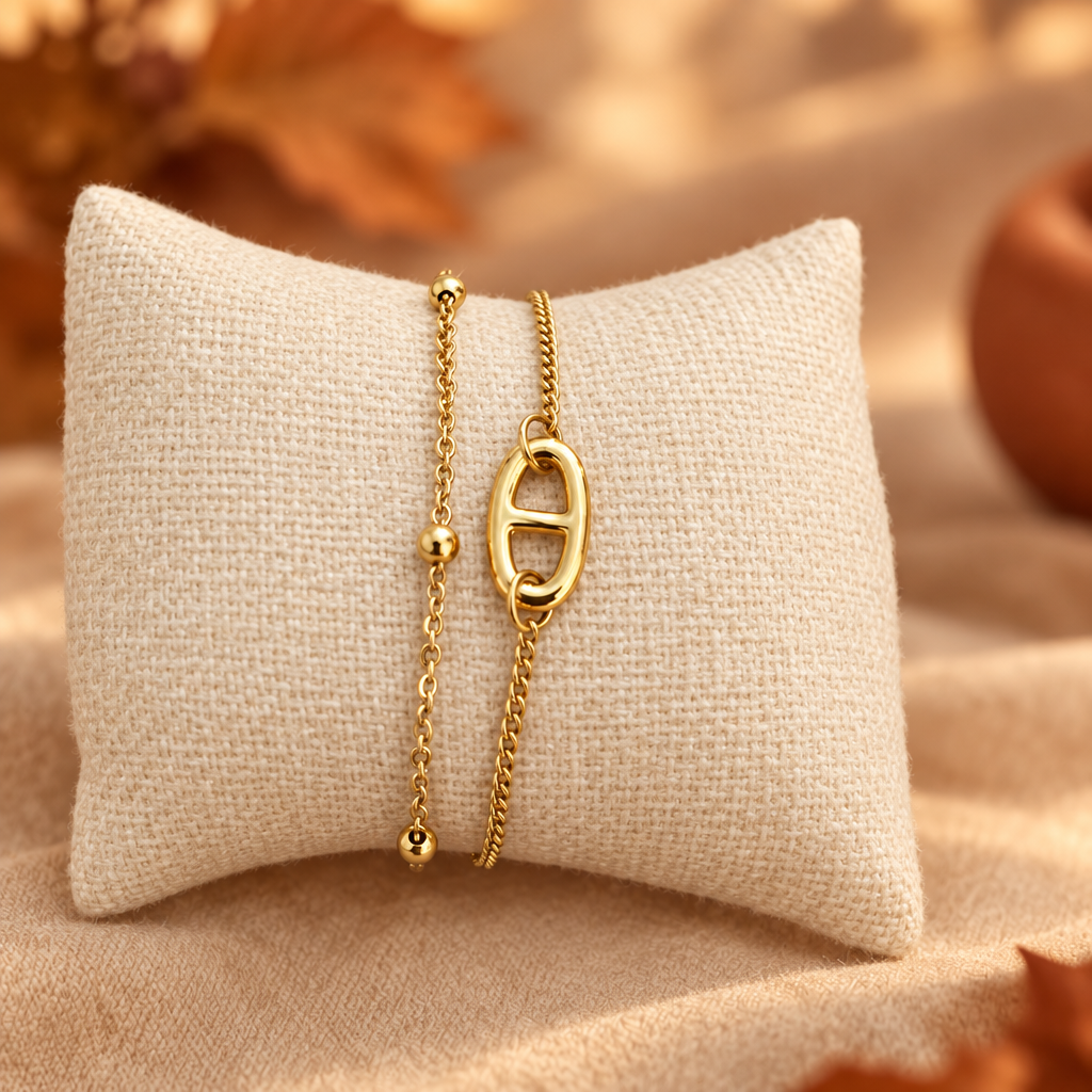 Bracelet double doré mis en valeur