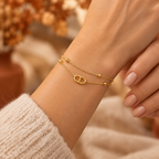 Bracelet double doré porté sur une jolie main