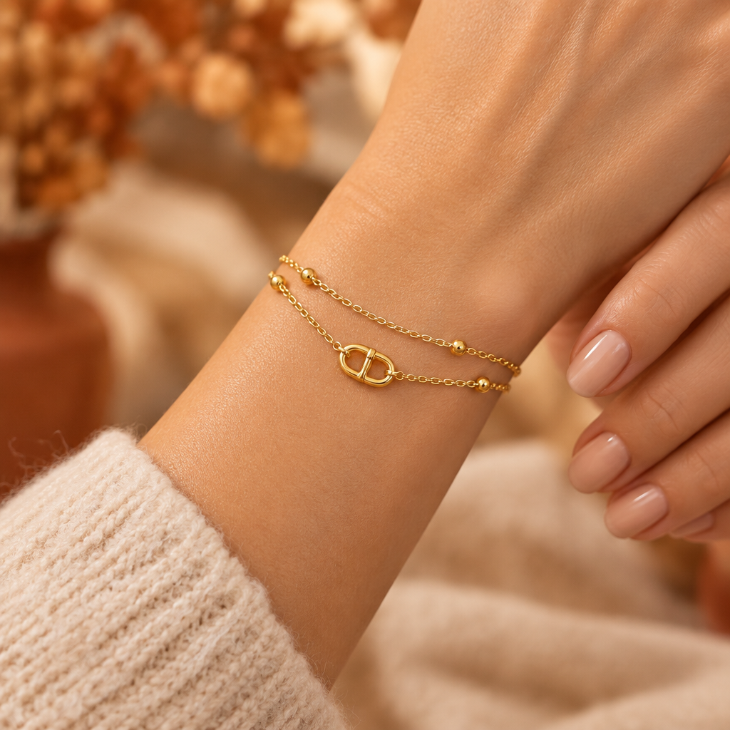 Bracelet double doré porté sur une jolie main