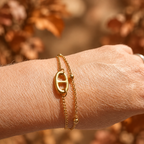 Bracelet double doré sur fond automnal élégant
