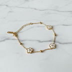 Bracelet fleurs blanches - fond marbre blanc