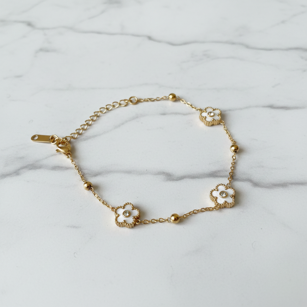 Bracelet fleurs blanches - fond marbre blanc