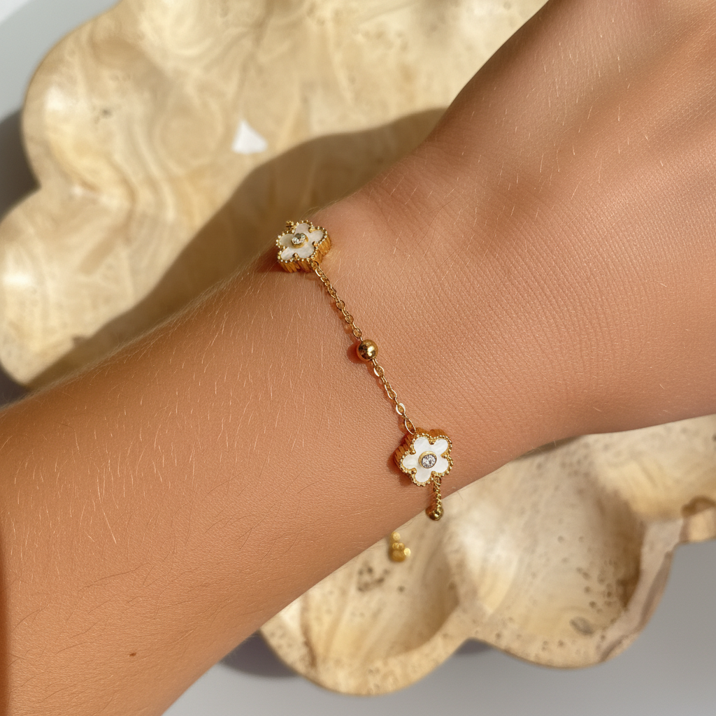 Bracelet fleurs blanches - photo améliorée