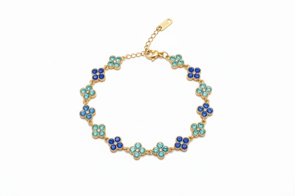 Bracelet fleurs bleues fond blanc naturel