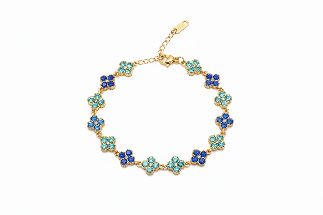 Bracelet fleurs bleues fond blanc naturel