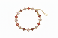 Bracelet fleurs rouges et rose pâle fond blanc