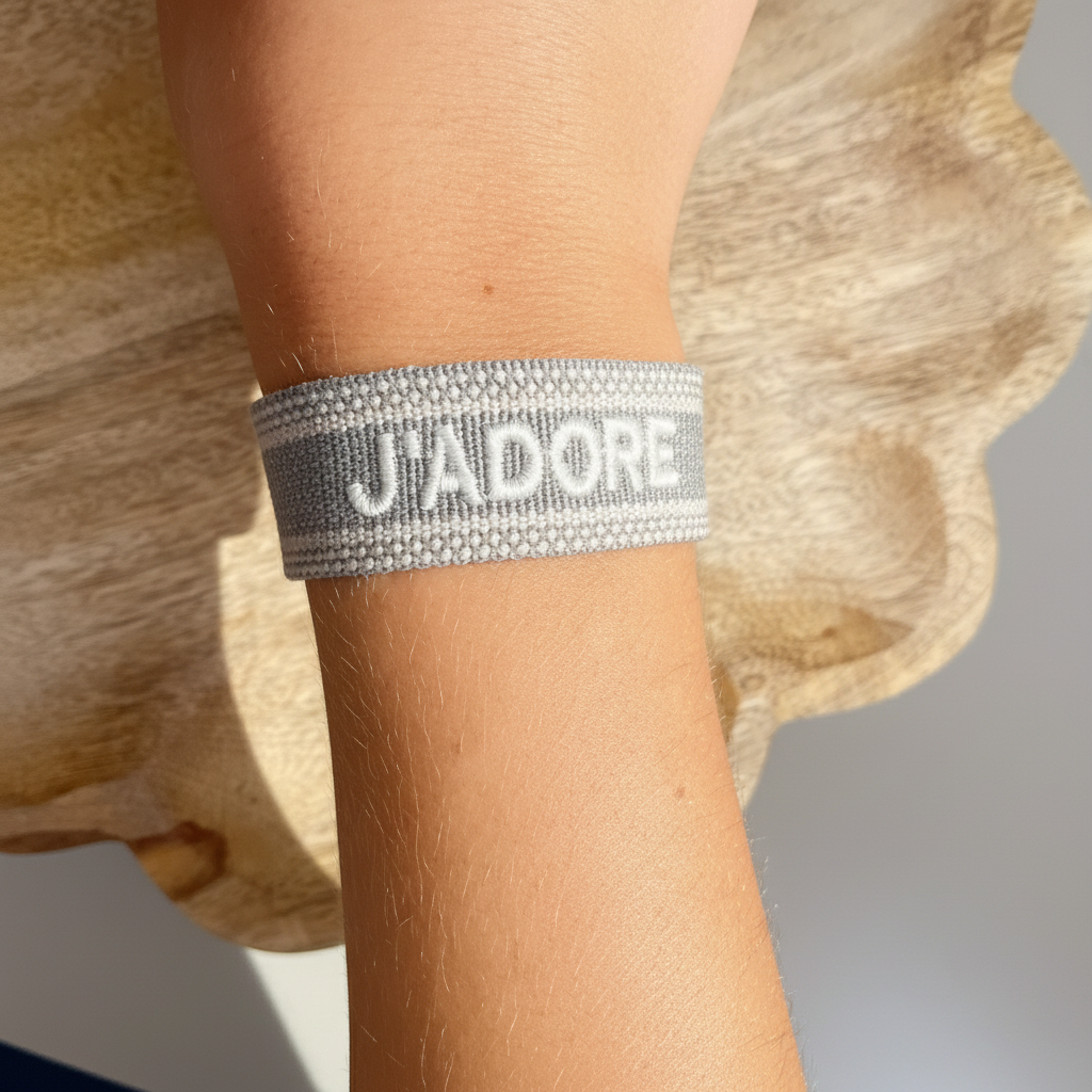 Bracelet J'ADORE gris porté amélioré