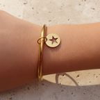 Bracelet jonc doré avec charm étoile - peau bronzée
